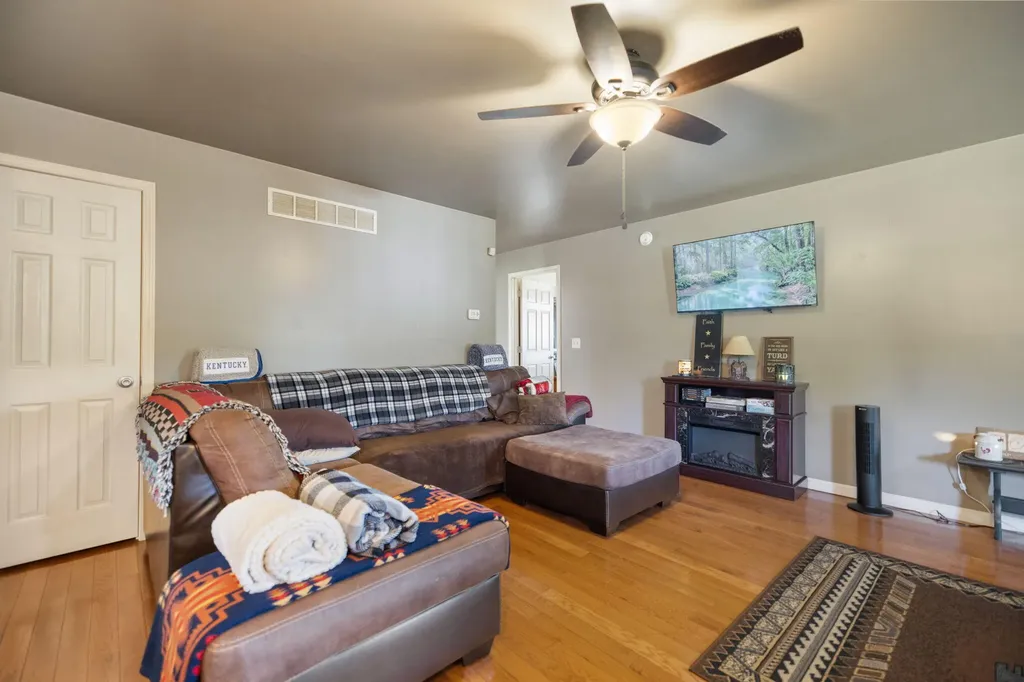15 Rose Lane Clay City KY 40312