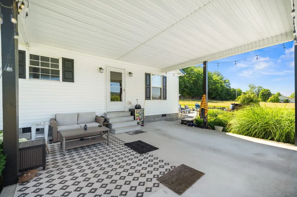 15 Rose Lane Clay City KY 40312