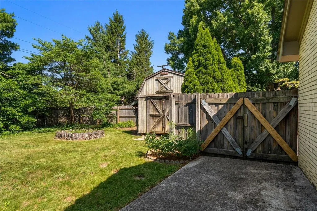 3287 Nantucket Drive Lexington KY 40502