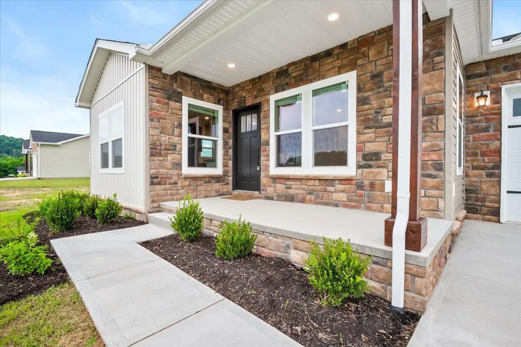 807 Sam Black Road London KY 40741