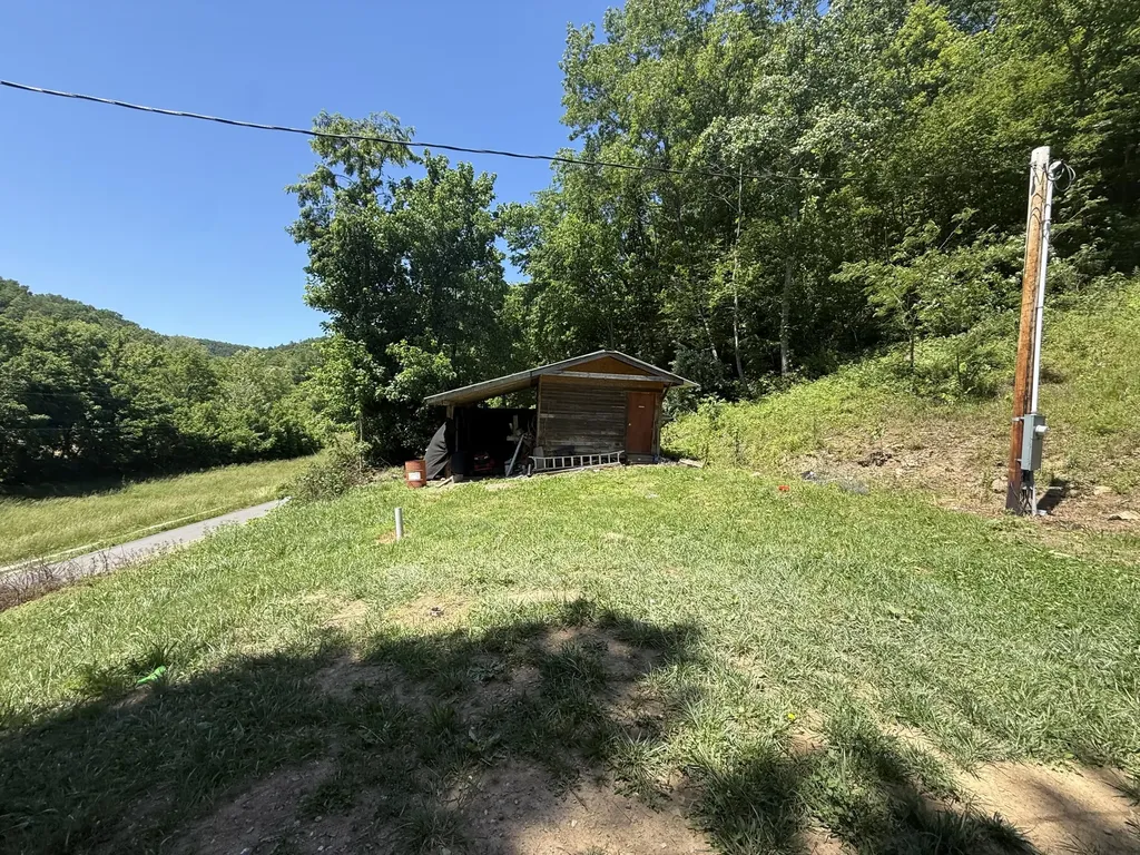4627 Highway 437 West Liberty KY 41472