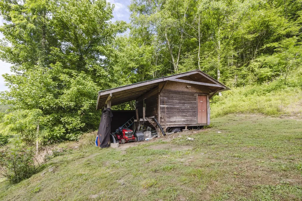 4627 Highway 437 West Liberty KY 41472