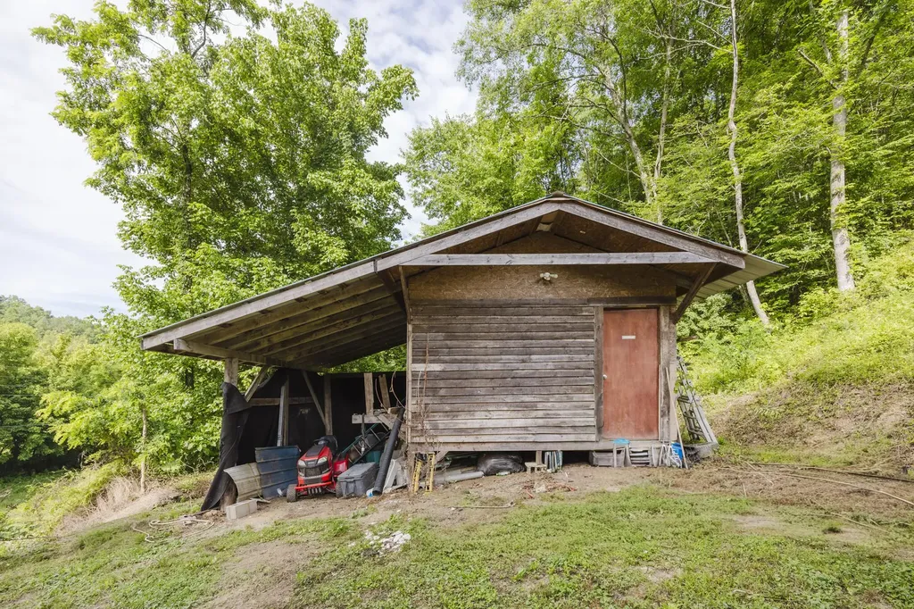 4627 Highway 437 West Liberty KY 41472