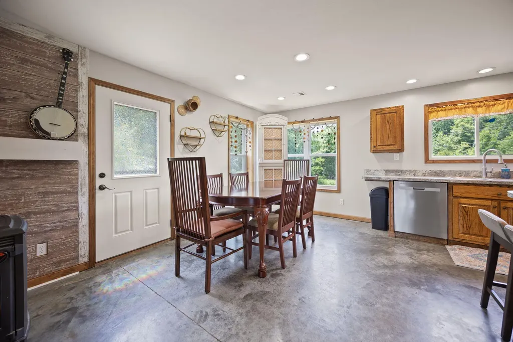 1717 Halltown Road Canmer KY 42722