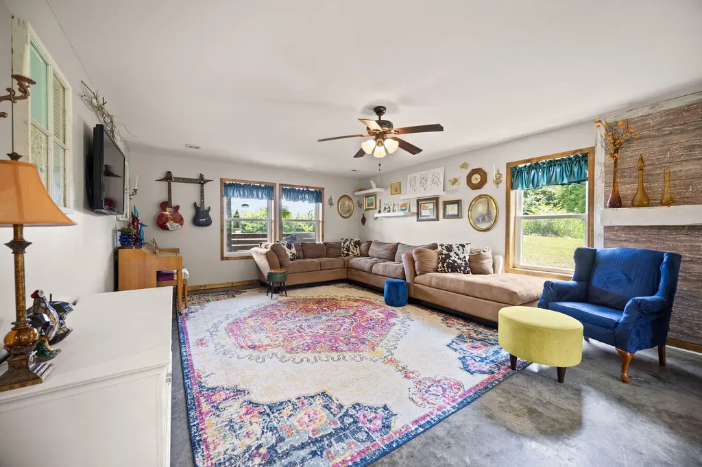 1717 Halltown Road Canmer KY 42722