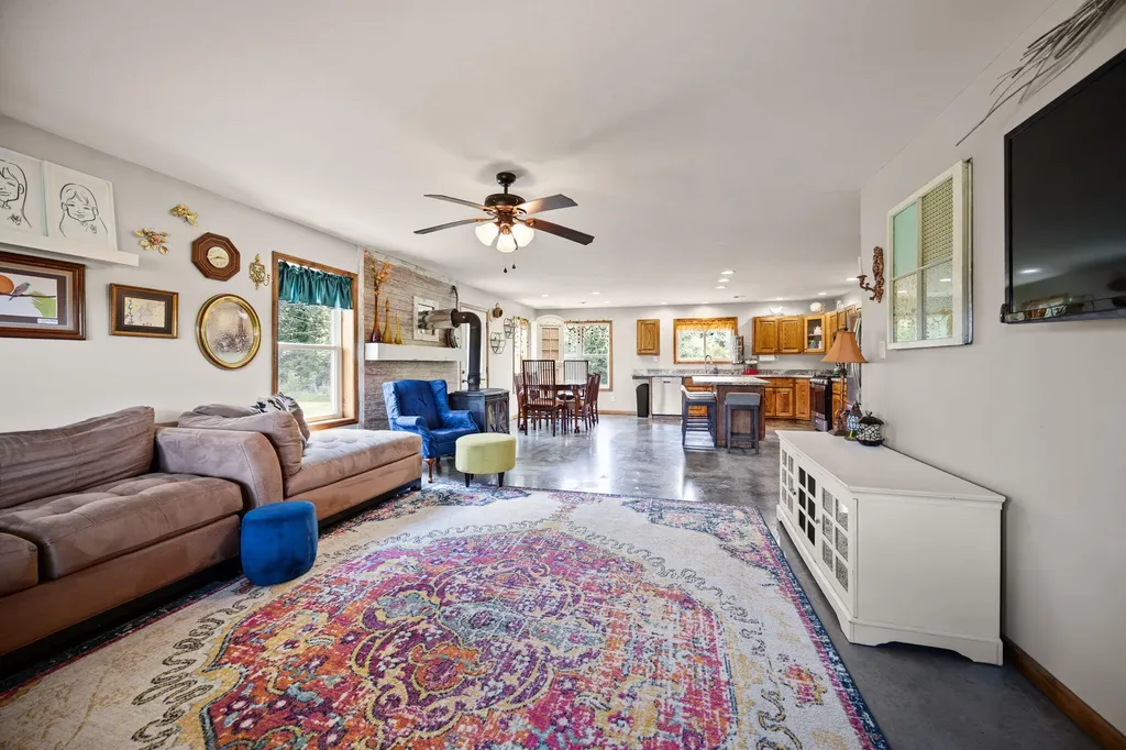 1717 Halltown Road Canmer KY 42722