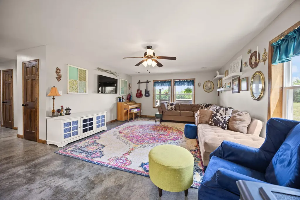 1717 Halltown Road Canmer KY 42722