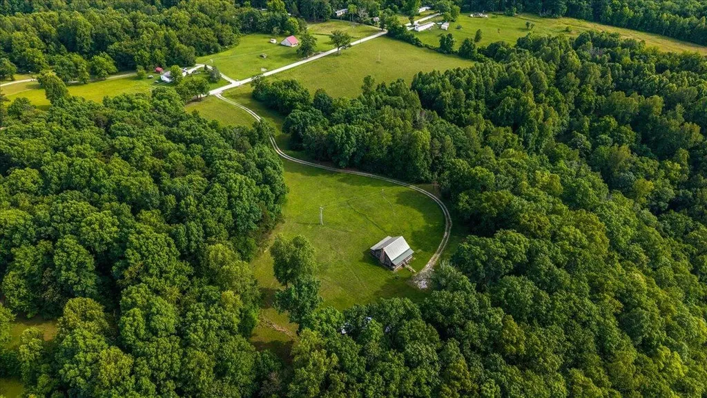 2065 Cobhill Road Irvine KY 40336