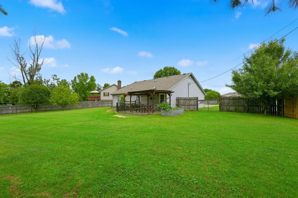 1073 Indian Trail Lawrenceburg KY 40342