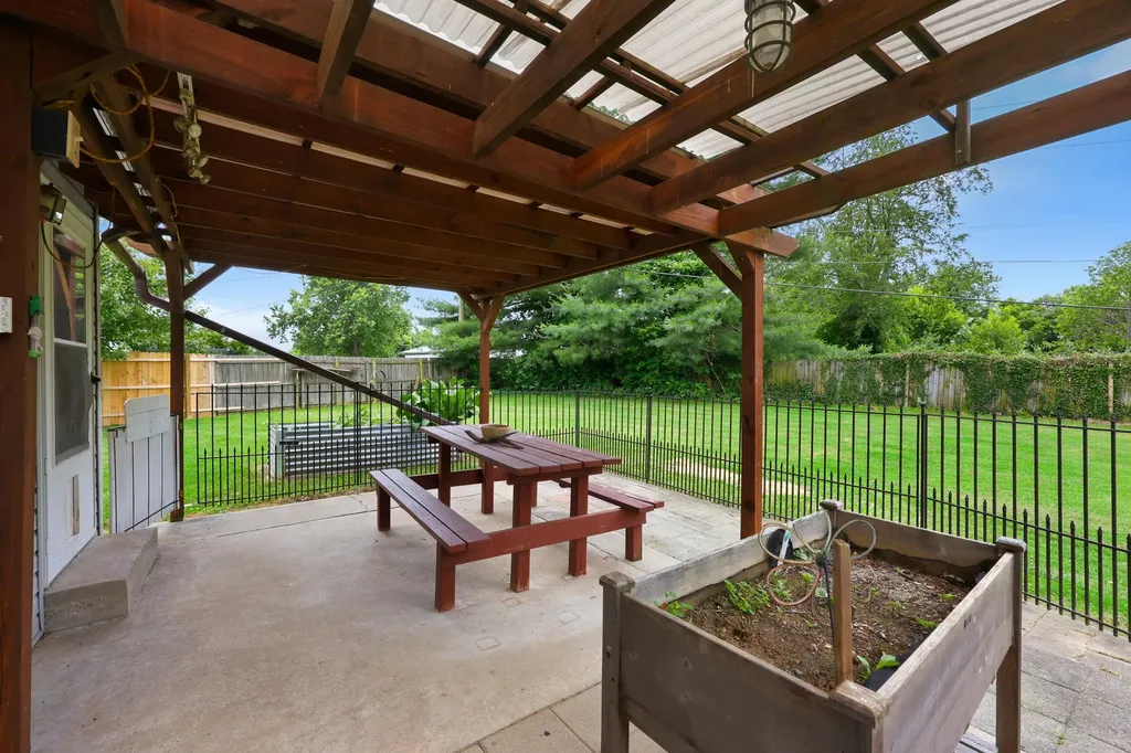 1073 Indian Trail Lawrenceburg KY 40342