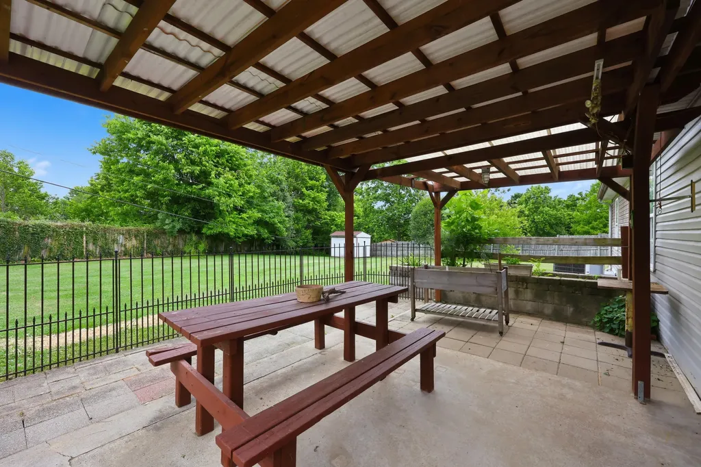 1073 Indian Trail Lawrenceburg KY 40342