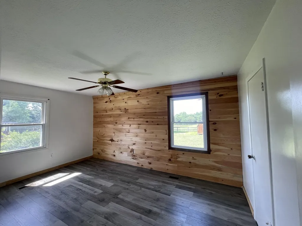 35 Barker Spur Road Lily KY 40740