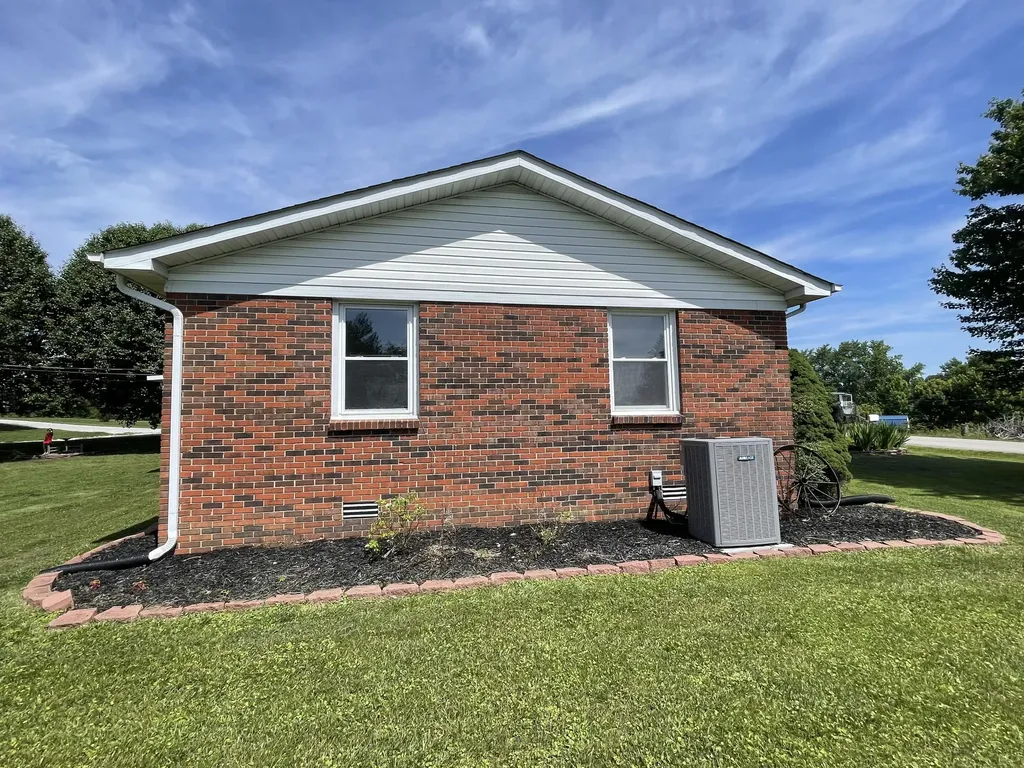 35 Barker Spur Road Lily KY 40740