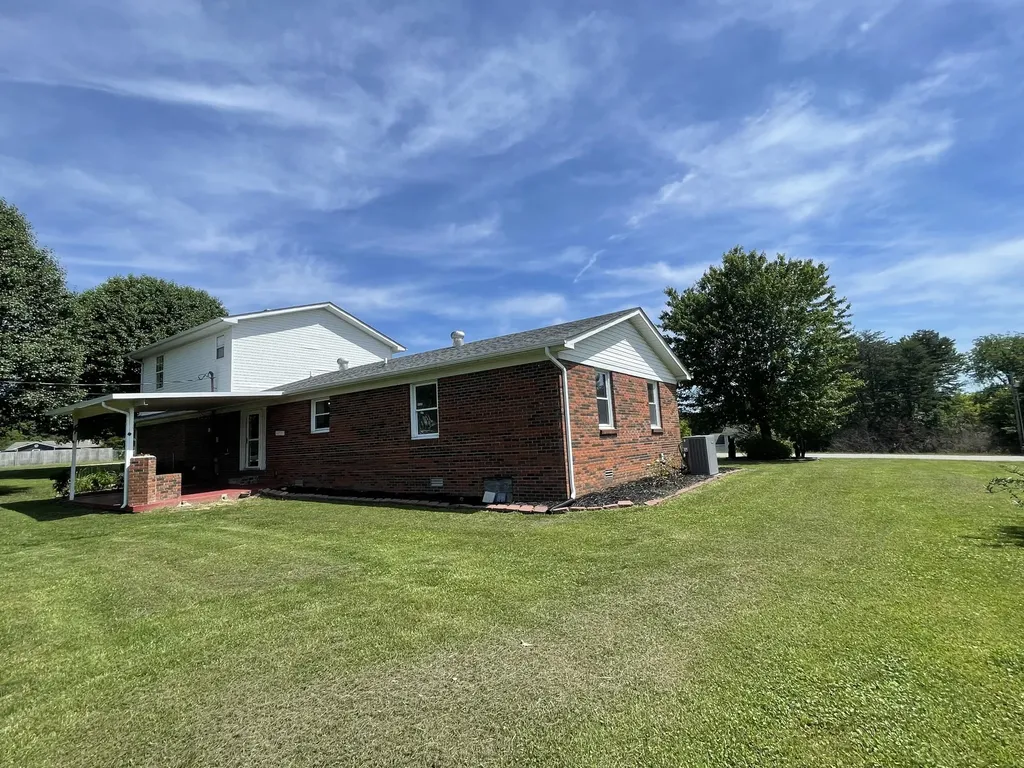 35 Barker Spur Road Lily KY 40740