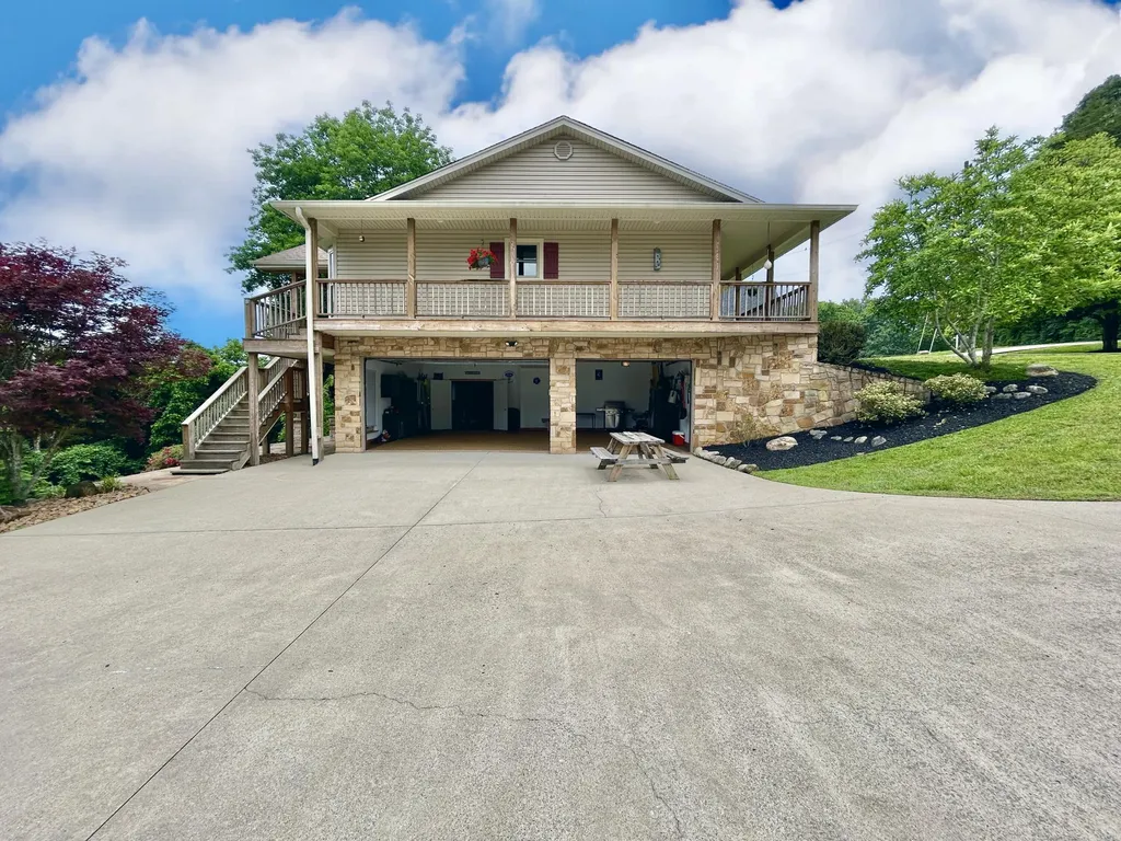 120 Woodson Cove Bronston KY 42518
