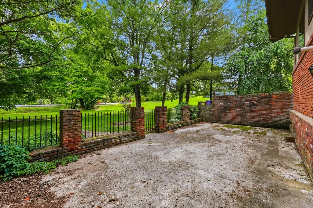 137 Randolph Road Frankfort KY 40601