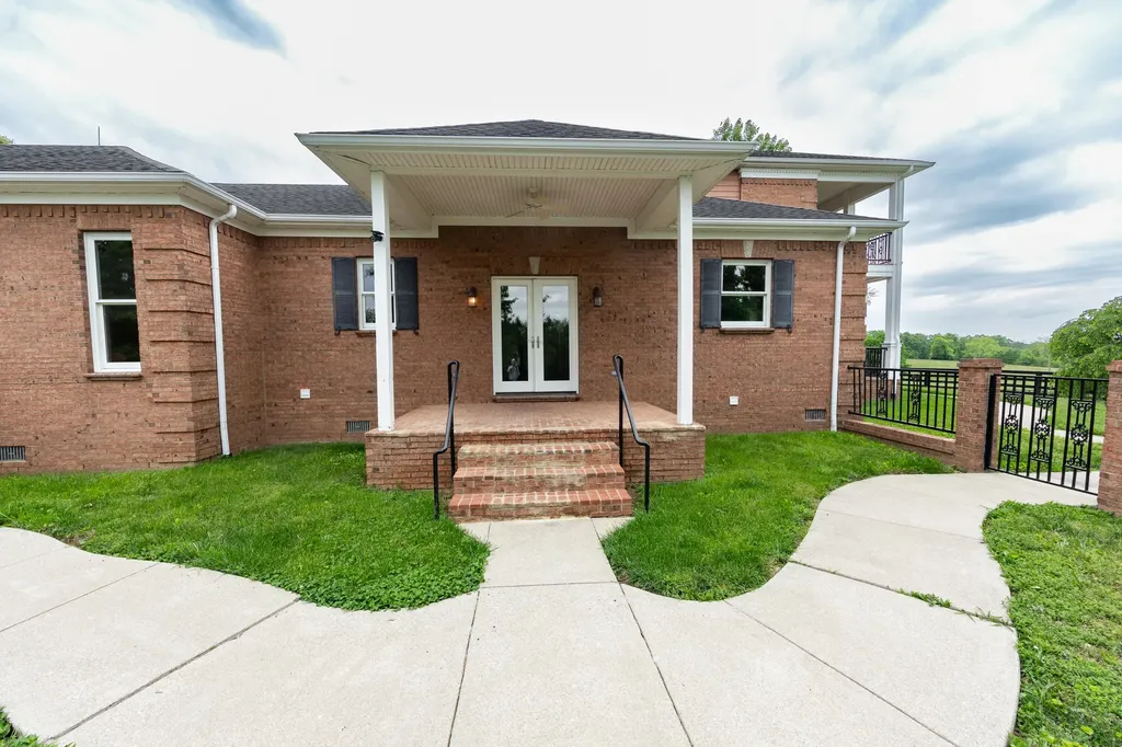 2525 Clintonville Road Paris KY 40361