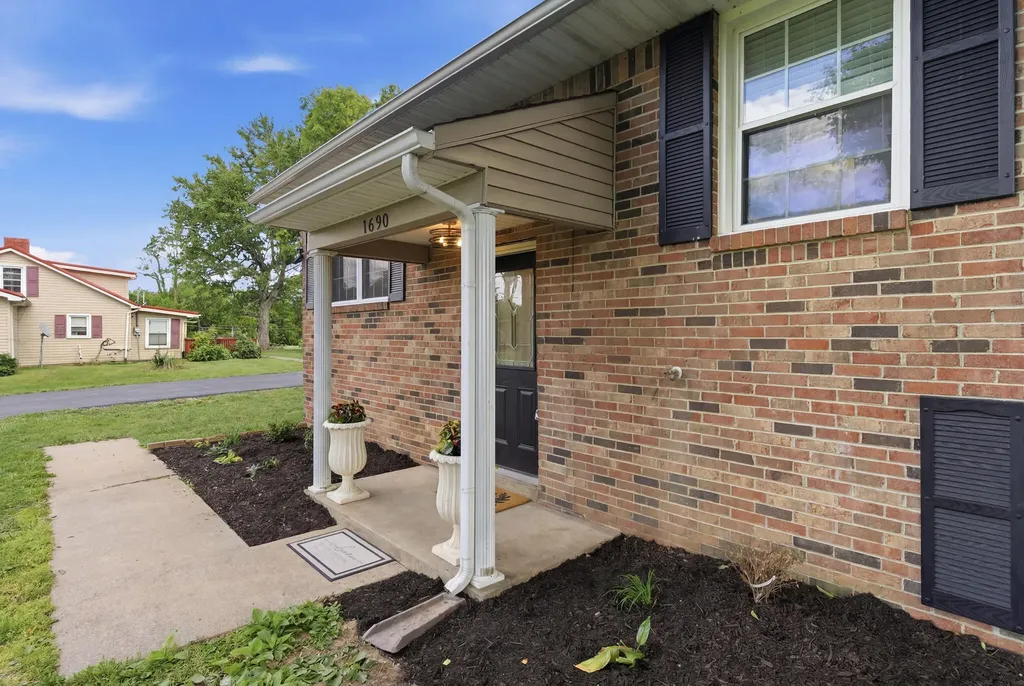1690 Menelaus Road Berea KY 40403