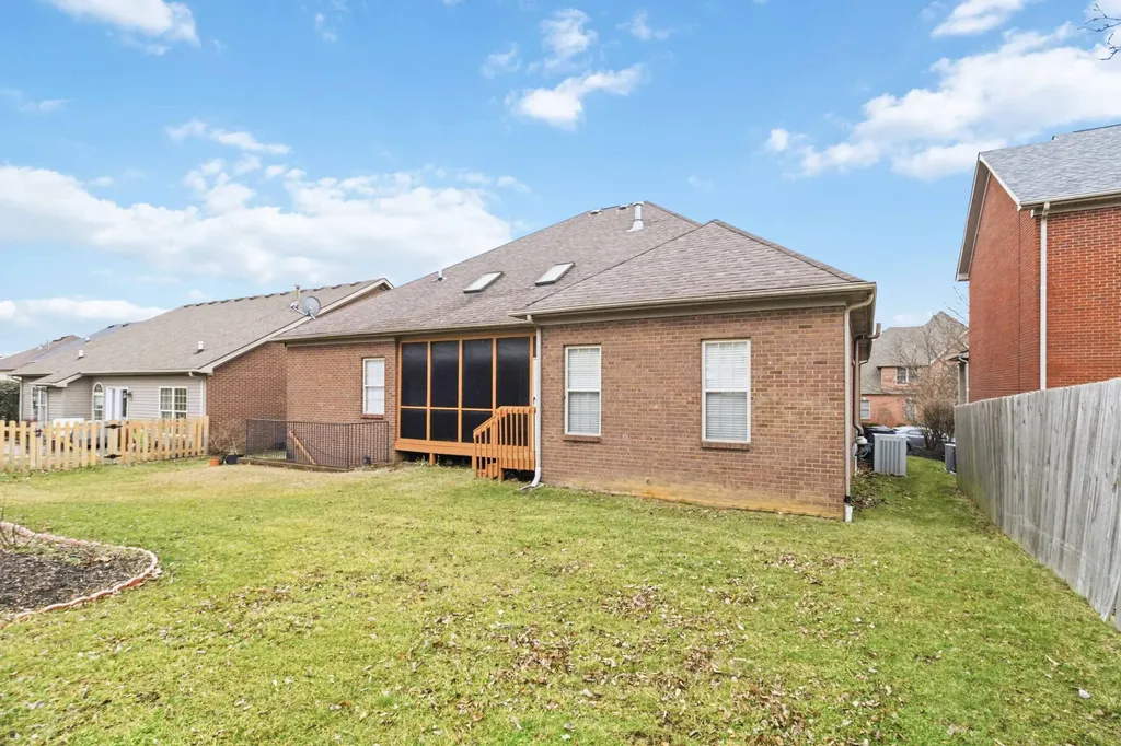 824 Livania Lane Lexington KY 40509