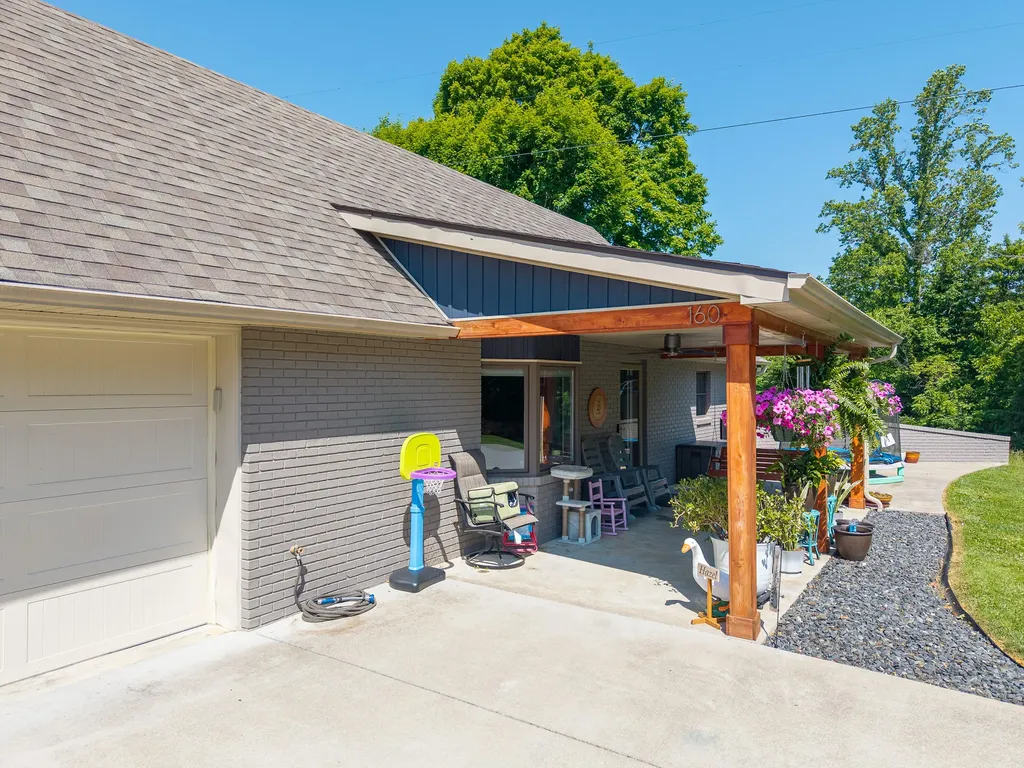 160 W Meadow Drive Nancy KY 42544
