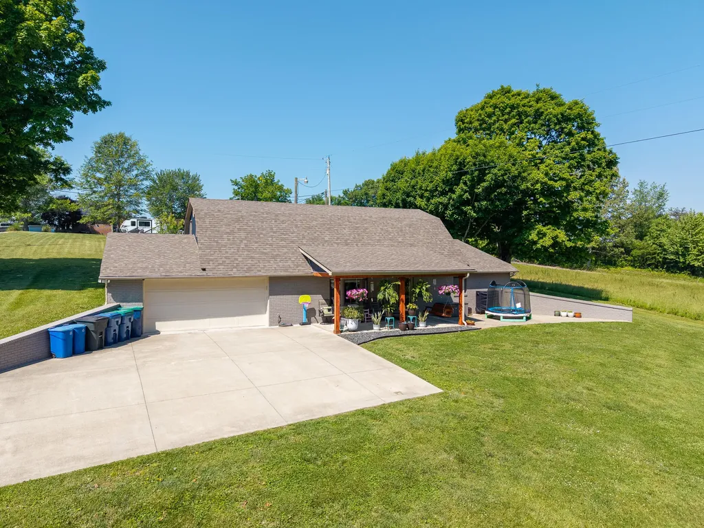 160 W Meadow Drive Nancy KY 42544
