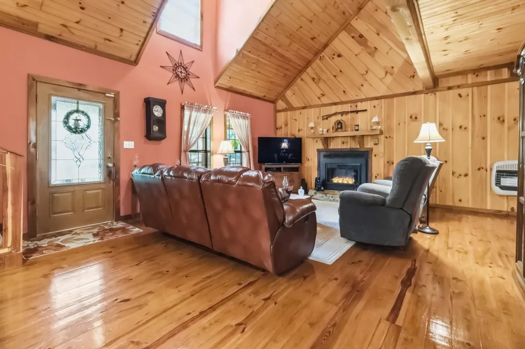 195 Kennedy Lane Whitley City KY 42653