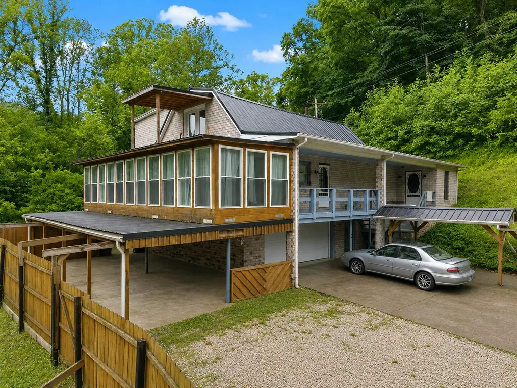 41 Woodland Paintsville KY 41240