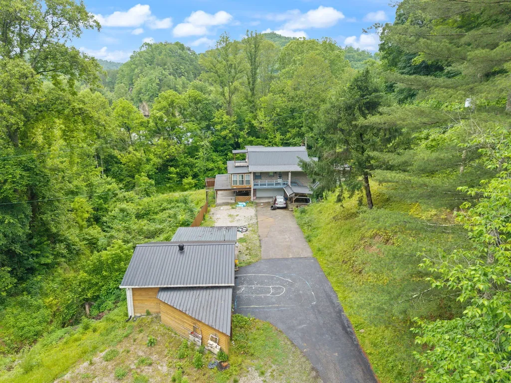 41 Woodland Paintsville KY 41240