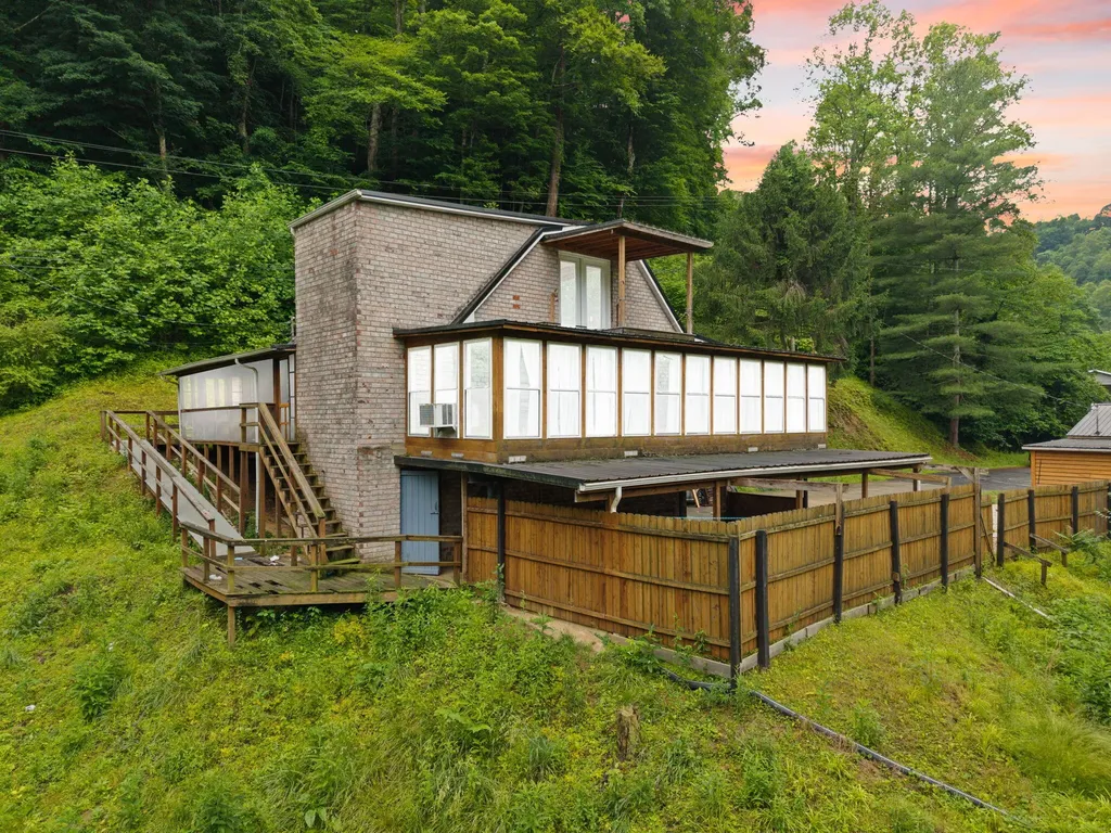 41 Woodland Paintsville KY 41240