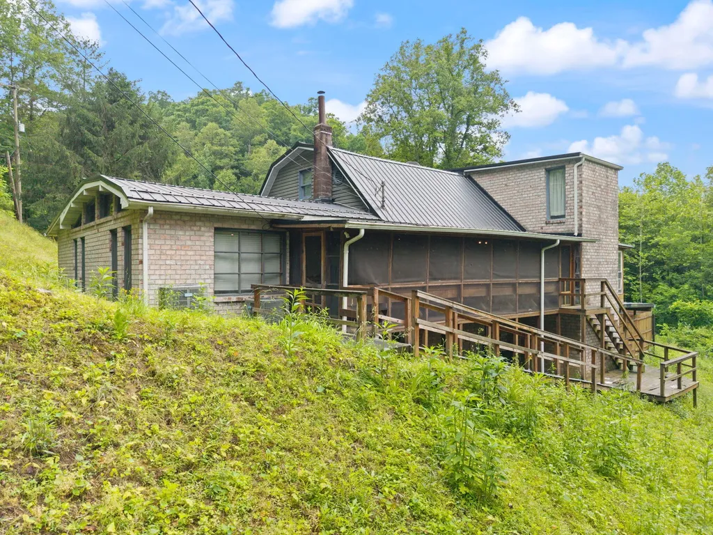 41 Woodland Paintsville KY 41240