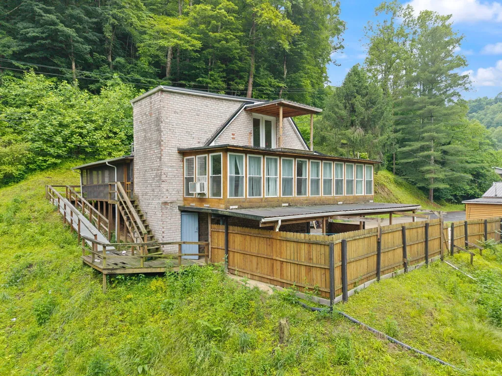 41 Woodland Paintsville KY 41240