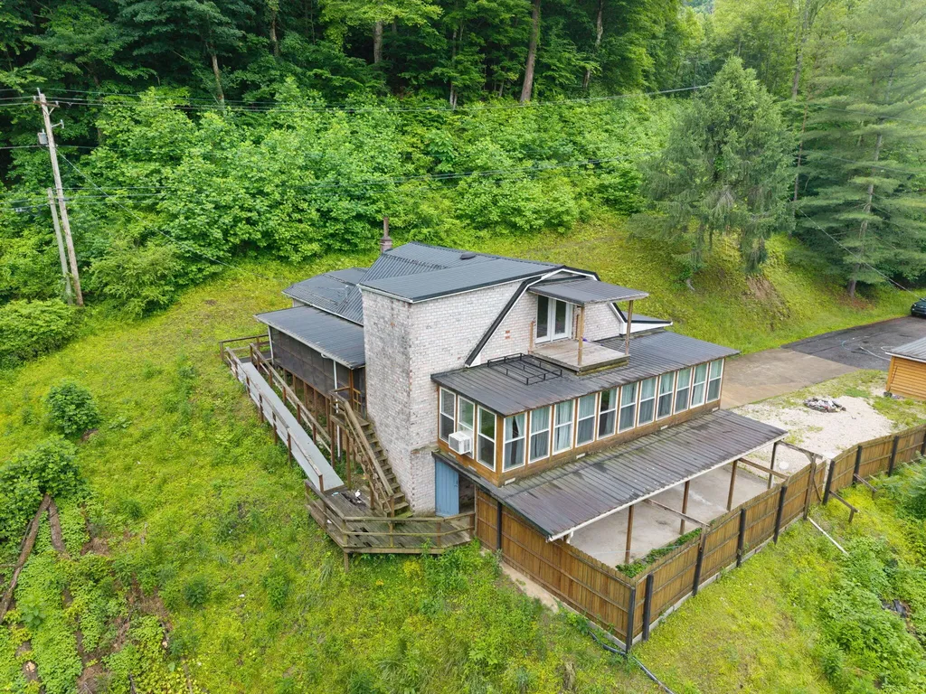 41 Woodland Paintsville KY 41240