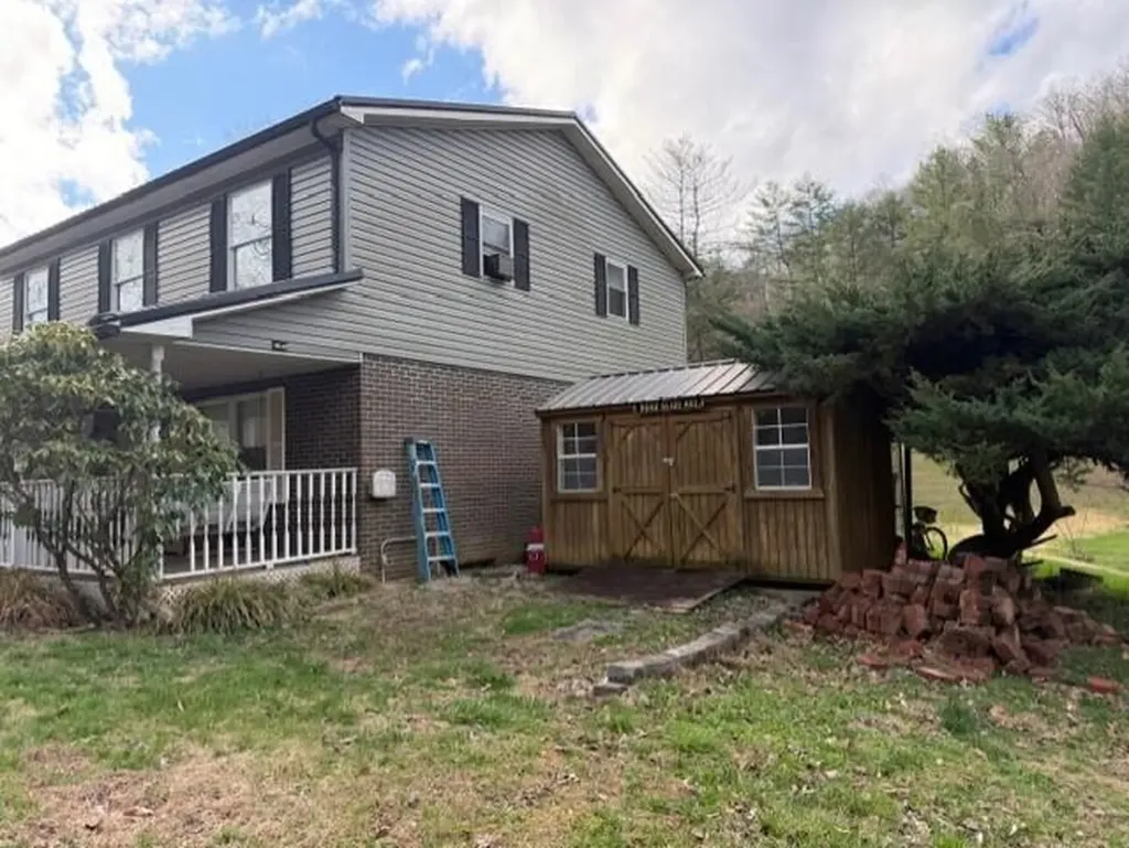 387 Left Penhook Road Harold KY 41635