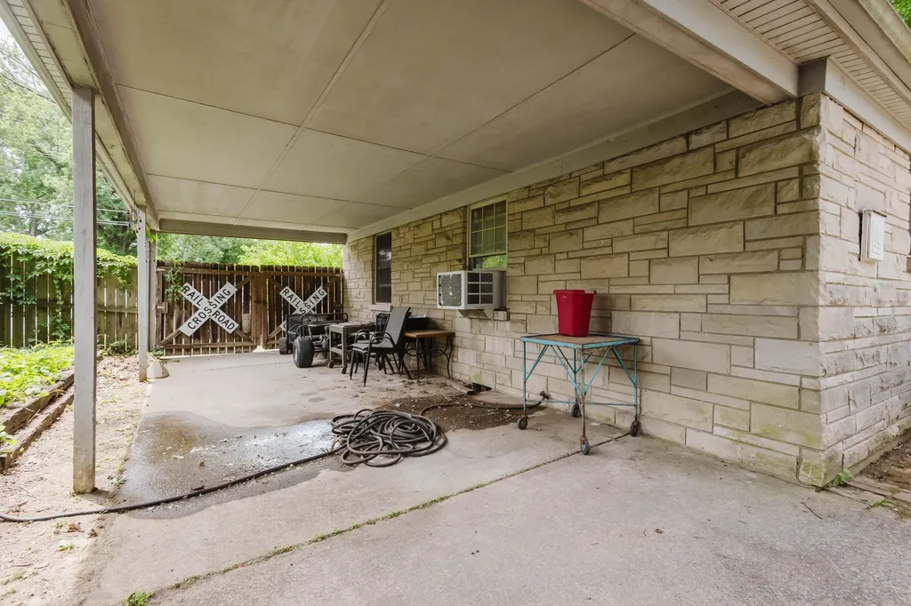 6413 North Drive Louisville KY 40272