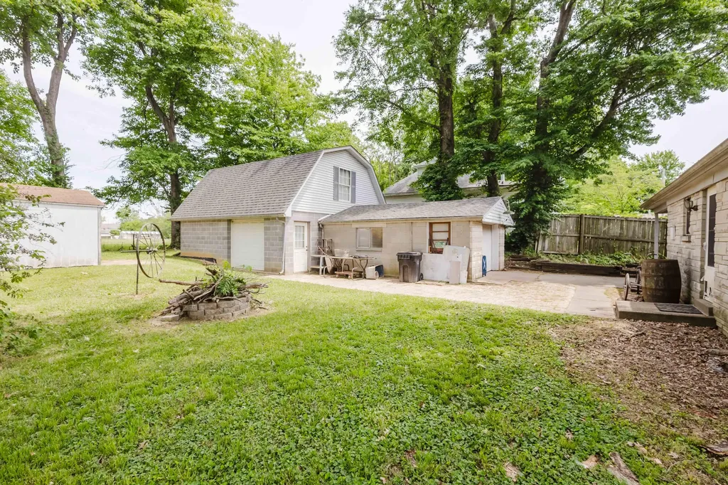 6413 North Drive Louisville KY 40272