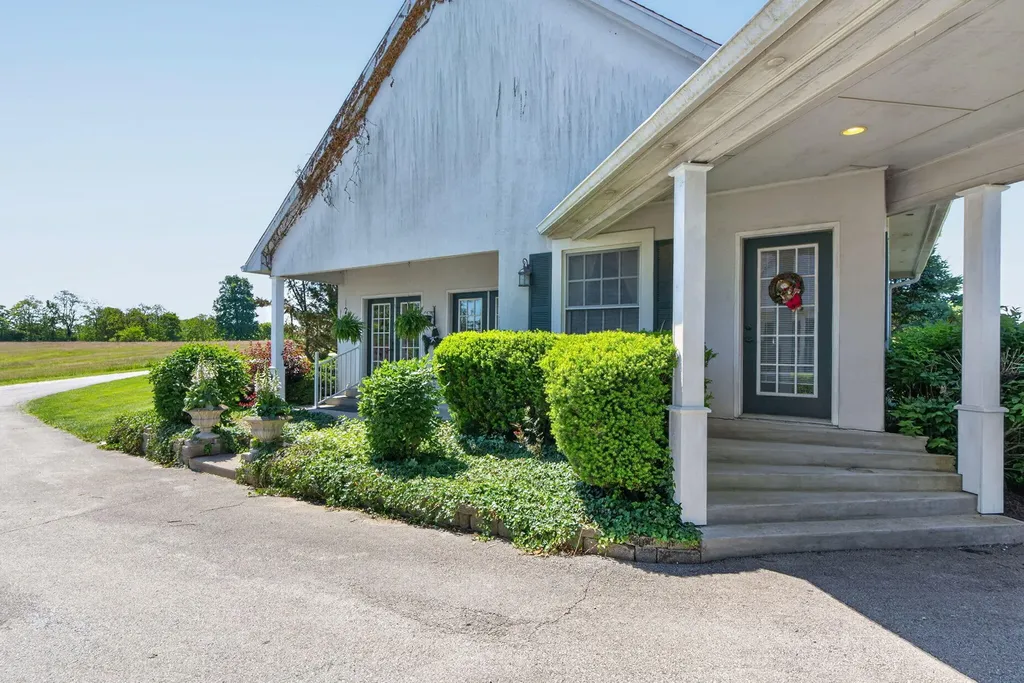 2027 Clintonville Road Paris KY 40361