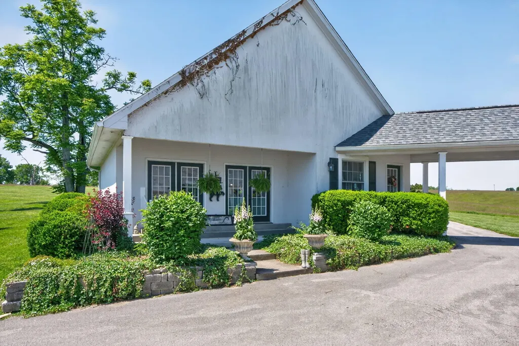 2027 Clintonville Road Paris KY 40361