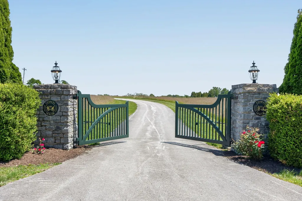 2027 Clintonville Road Paris KY 40361