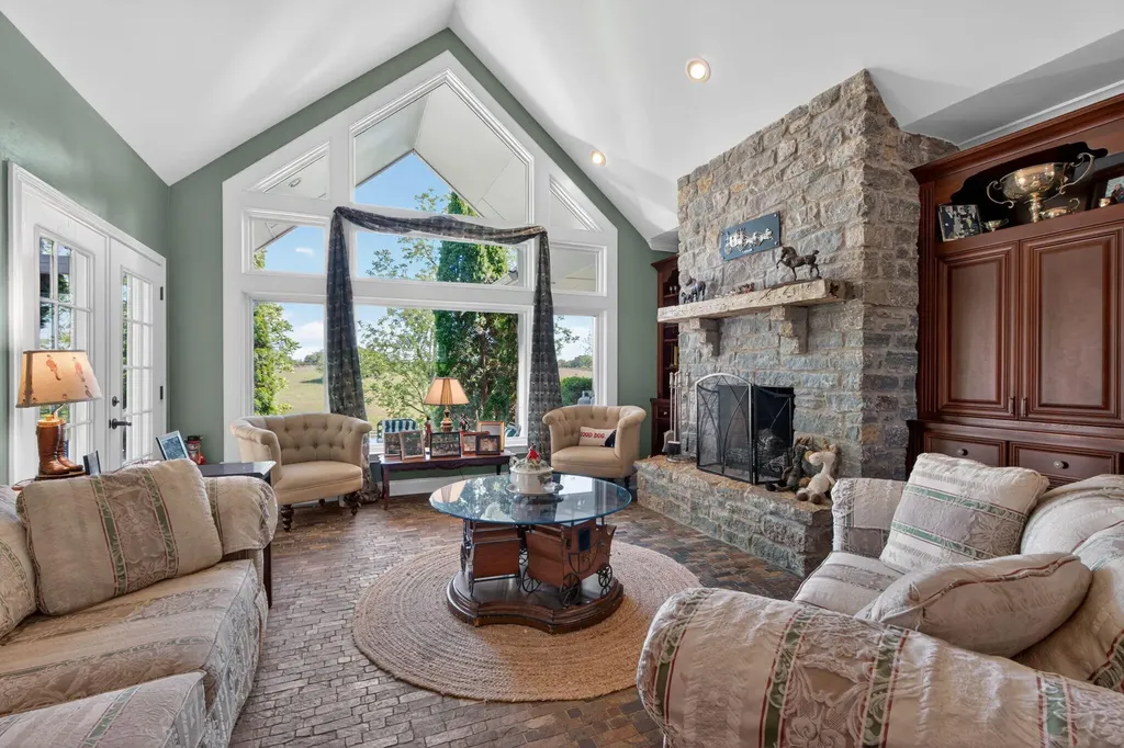 2027 Clintonville Road Paris KY 40361
