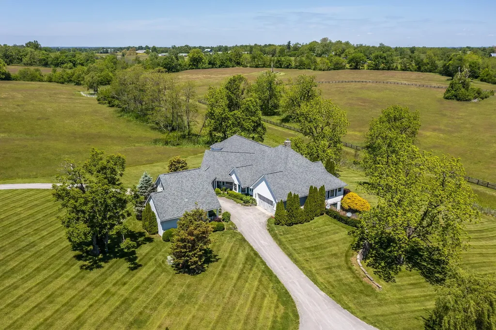 2027 Clintonville Road Paris KY 40361