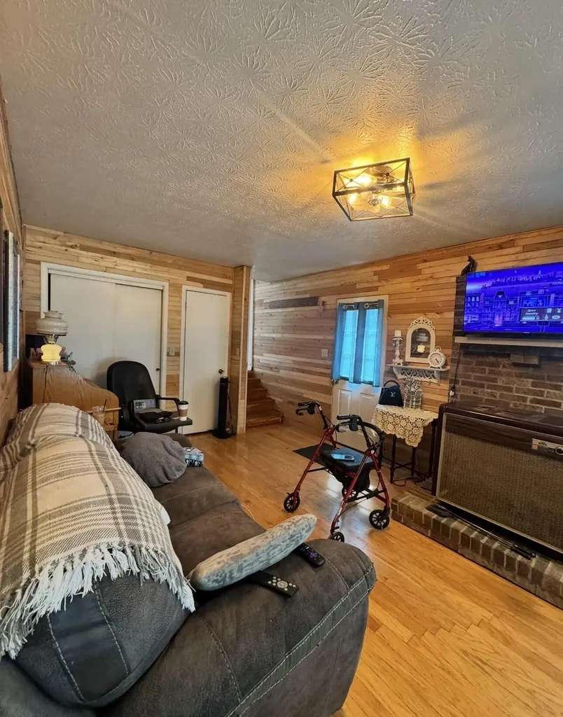 736 E Lakeshore Drive Burnside KY 42519