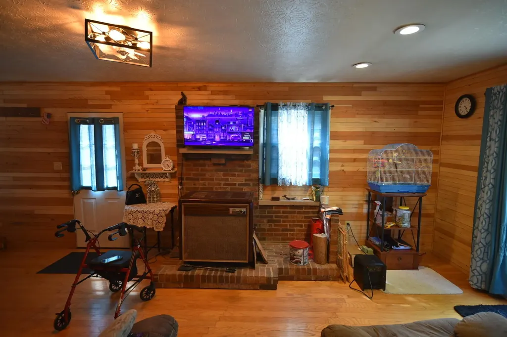736 E Lakeshore Drive Burnside KY 42519