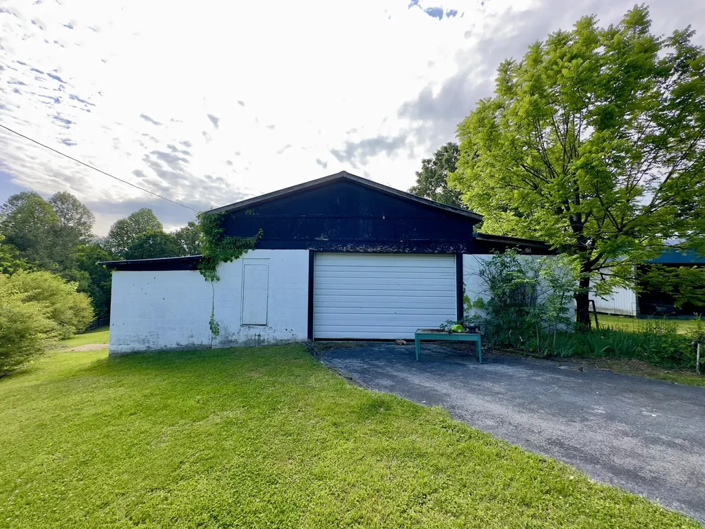 160 Dean King Road Pine Knot KY 42635