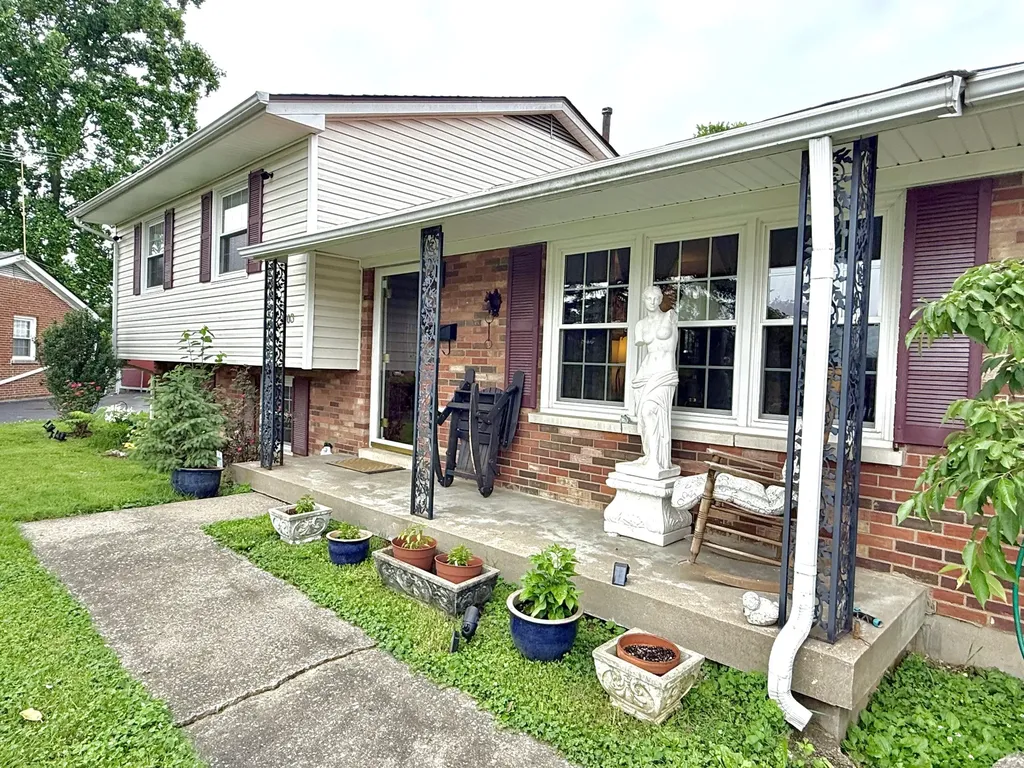 1703 New Orleans Court Lexington KY 40505