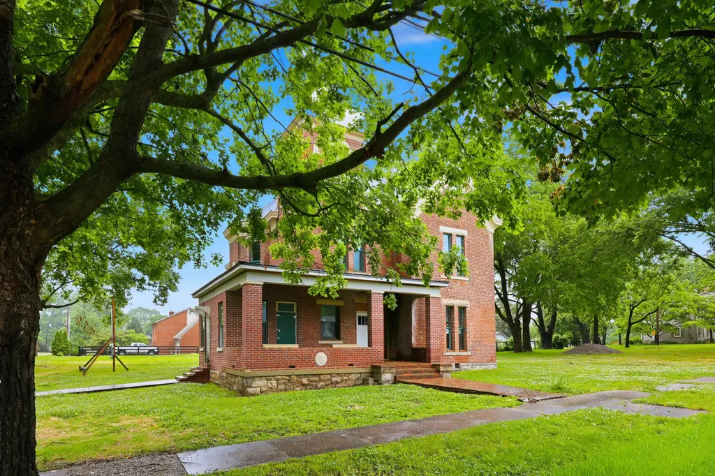 129 S Turner Street Midway KY 40347
