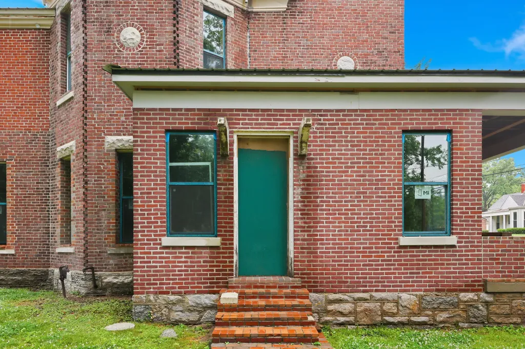 129 S Turner Street Midway KY 40347