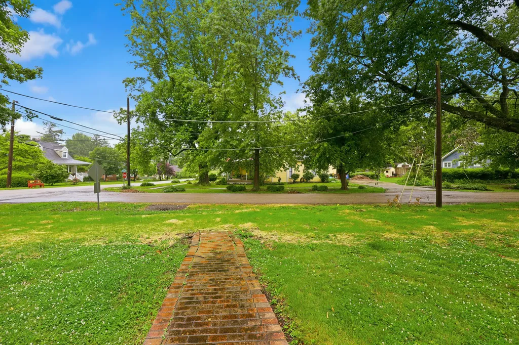 129 S Turner Street Midway KY 40347