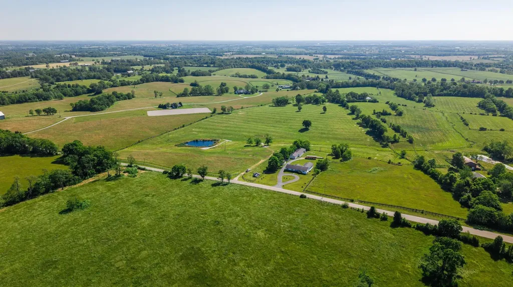 2083 Clintonville Road Paris KY 40361