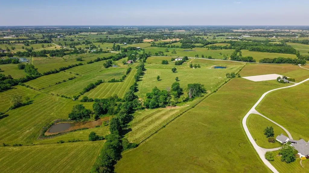 2083 Clintonville Road Paris KY 40361