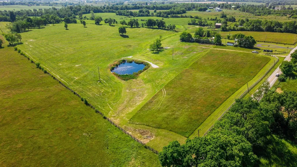2083 Clintonville Road Paris KY 40361